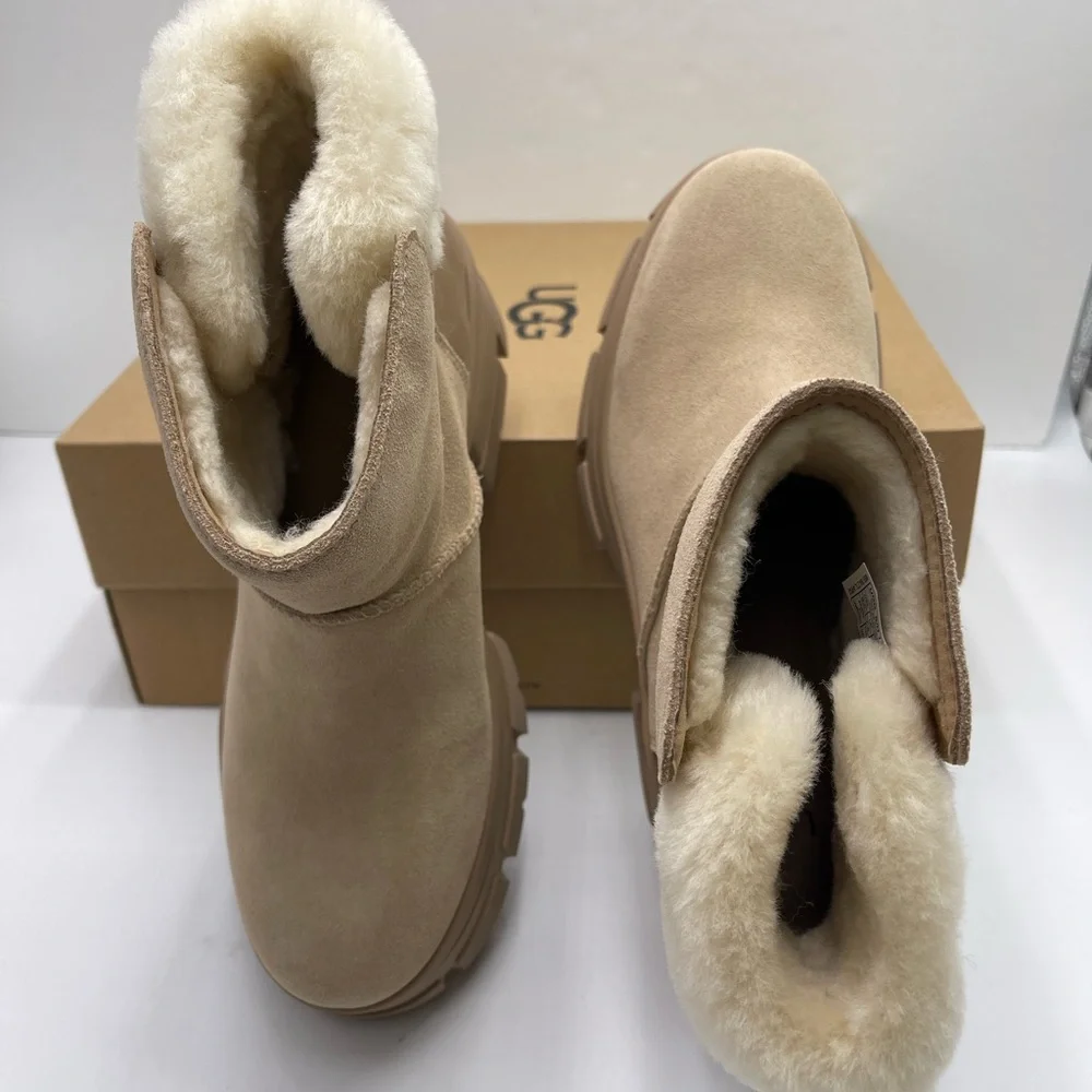 UGG Women's W BROOKLYN BUCKLE PLATFORM HIGH HEELS BOOTS SAND Tan Ankle Boots
